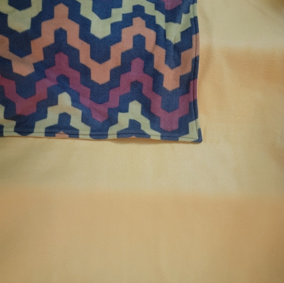 Chevron Patterned Throw Blanket - Picture 5 of 5